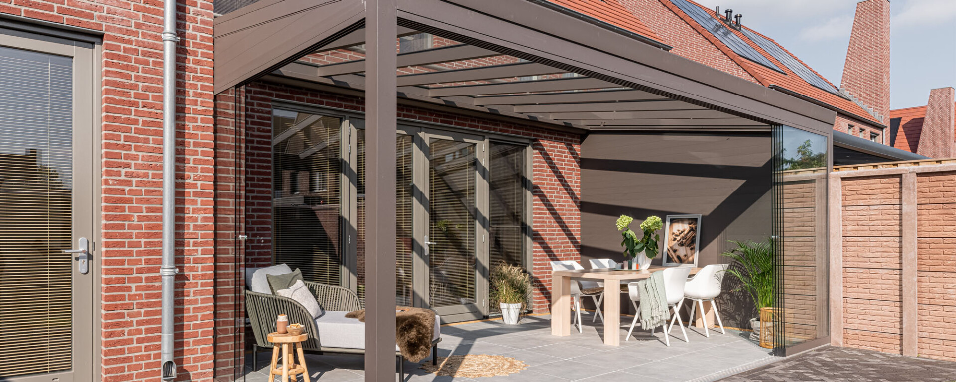 Verasol Profiline veranda met glazen schuifwanden en moderne zithoek