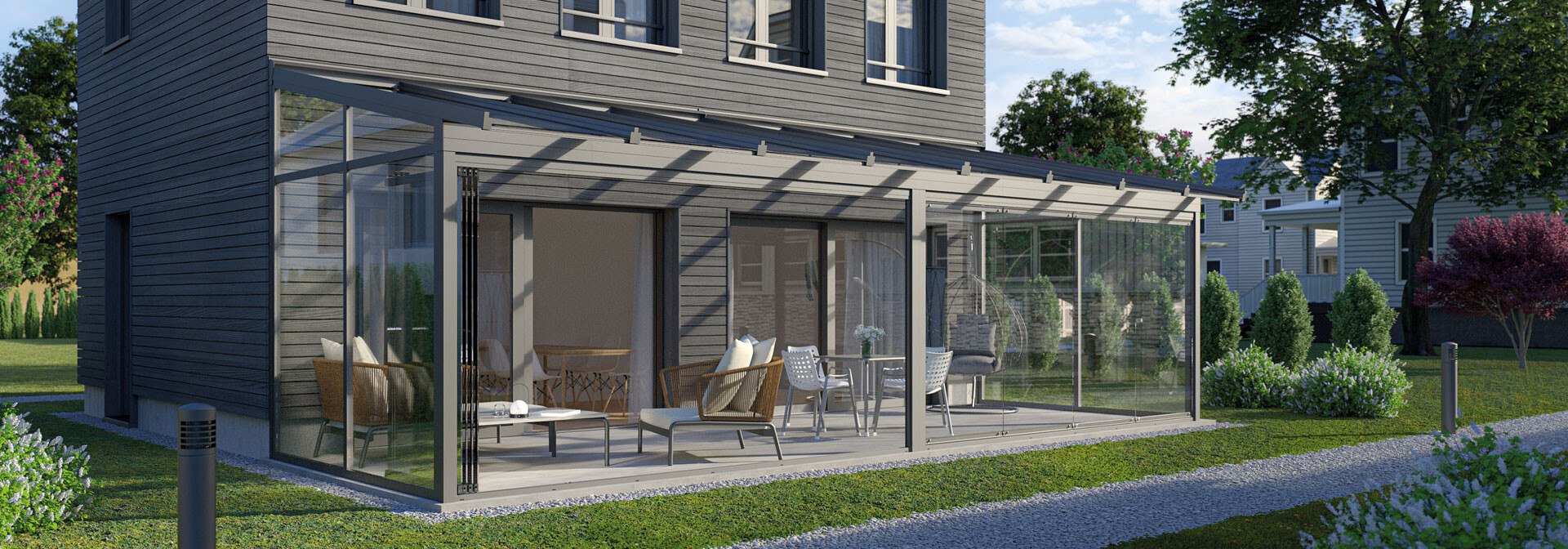 Uitgebreide veranda met Sunparadise GSS17 glazen schuifwanden, geplaatst aan een moderne woning met ruime tuin.